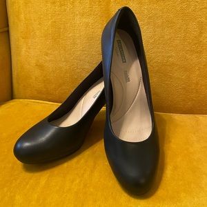 Clark’s Adriel Viola Dress Pumps in black leather in size USW 9